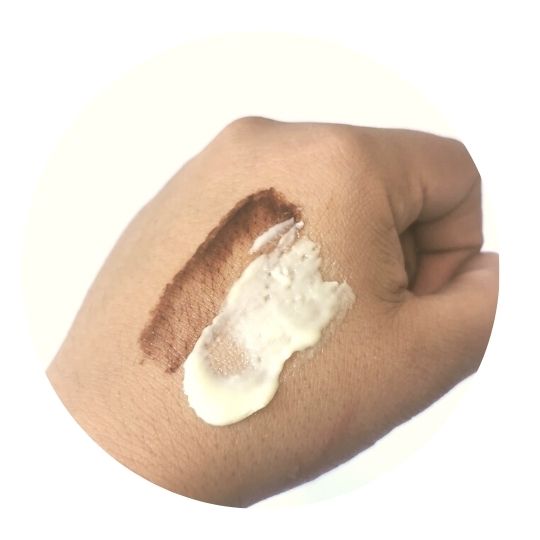 Resultado de aplicar la barra en la piel, se derrite el chocolate pudiéndose dibujar con la barrita