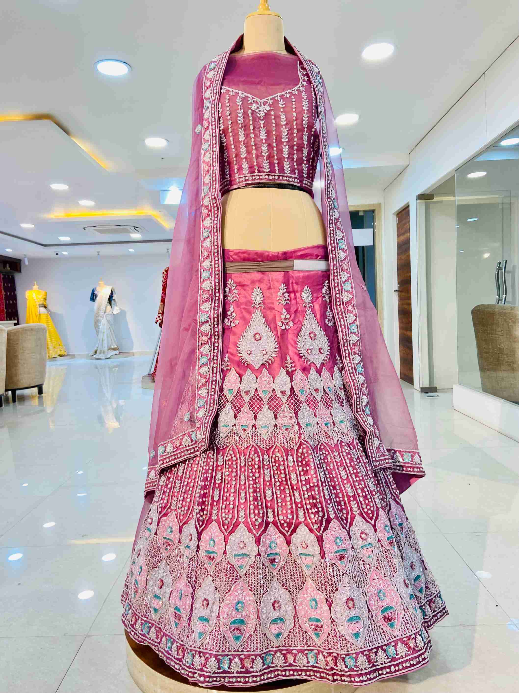 शादी के लहंगे को इन तरीकों से पहनें - Grehlakshmi