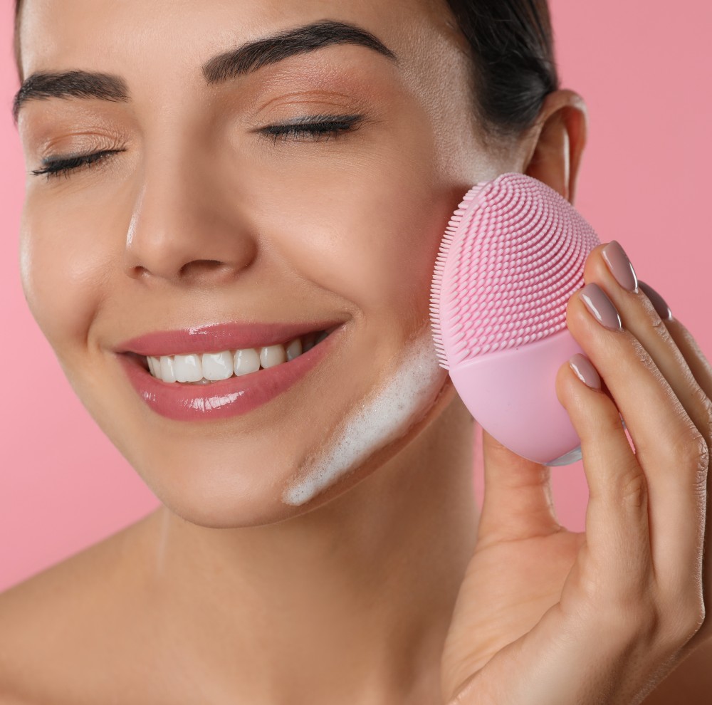 Facial cleaning brush